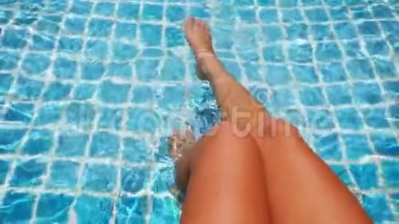 女美人的腿在游泳池里摆动泰国动作缓慢高清1920x1080视频的预览图