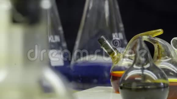 科学实验室背景中的三瓶水黑蓝色溶液视频的预览图