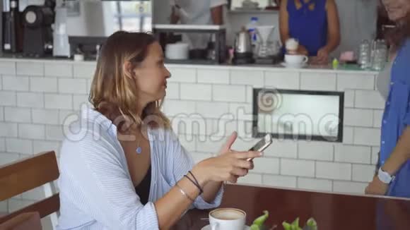 最好的朋友在咖啡馆约会两个女人在咖啡馆相遇视频的预览图