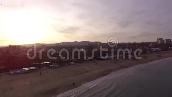 鸟瞰大海和日出海上大桥视频的预览图