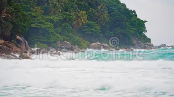 热带岛屿上的海浪岩石岩石岸喷视频的预览图