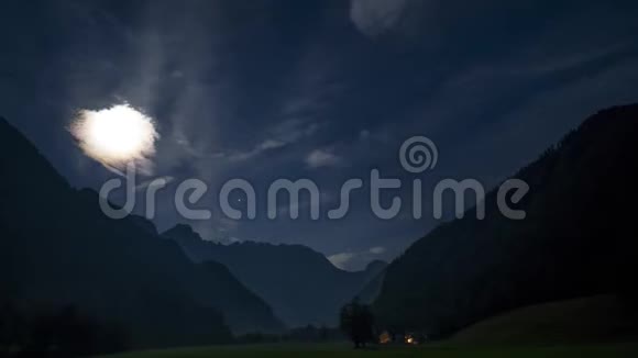 满月下高山峡谷的夜间时间推移视频的预览图