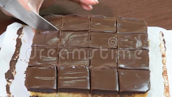 切巧克力蛋糕女人手切蛋糕视频的预览图