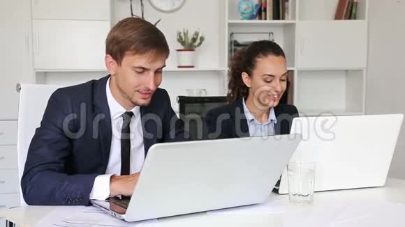 商务男女同事坐着笔记本电脑视频的预览图
