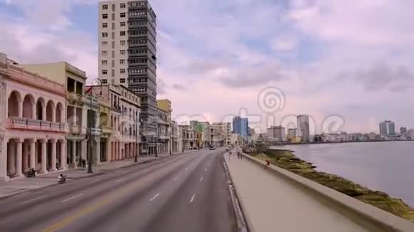 沿着古巴城市哈瓦那的马利昂海滨旅行视频的预览图