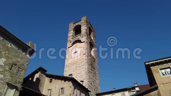 贝加莫意大利古老的城镇钟楼上的风景叫做IlCampanone它位于上城的主要广场视频的预览图