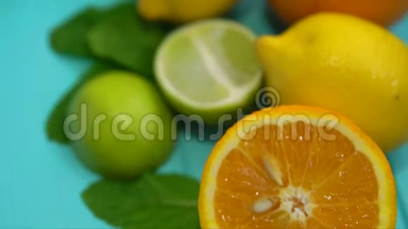 整块和半块新鲜柑橘类水果视频的预览图