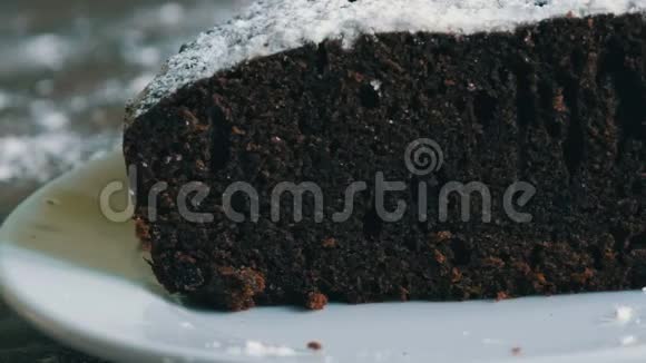 新鲜出炉的巧克力布朗尼派切近景视频的预览图