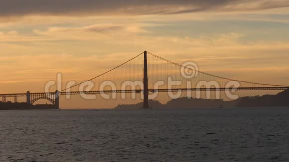 黄昏时旧金山金门大桥的固定镜头视频的预览图