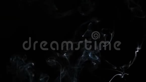 黑色背景下缓慢运动的白烟视频的预览图
