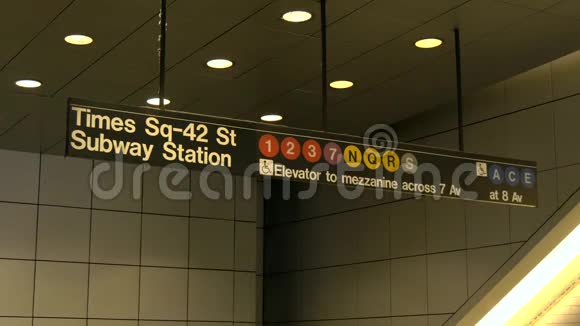时代广场地铁站标志的特写视频的预览图