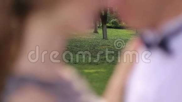 公园里一对恩爱夫妻的模糊画像视频的预览图