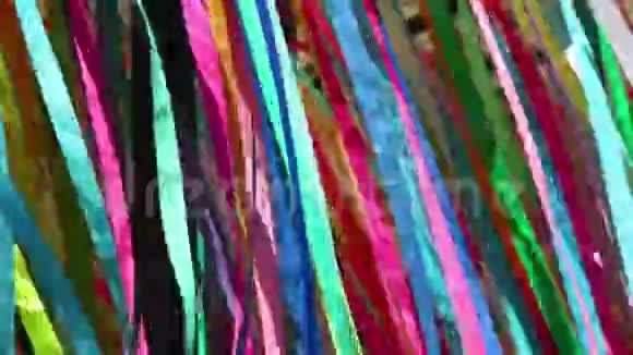 风上五颜六色的带子视频的预览图
