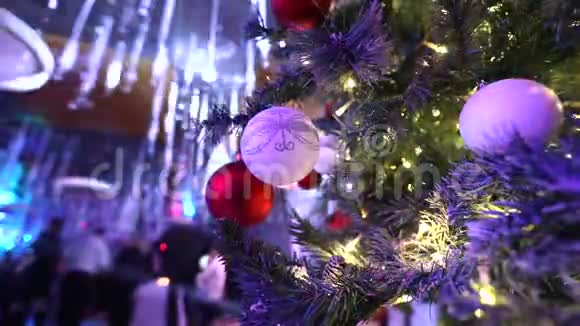 圣诞树灯圣诞树新年花环闪烁的灯圣诞灯新年装饰品视频的预览图