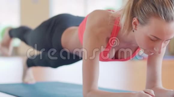 运动健美女运动健美女运动健美腿概念训练跨体操横交叉视频的预览图