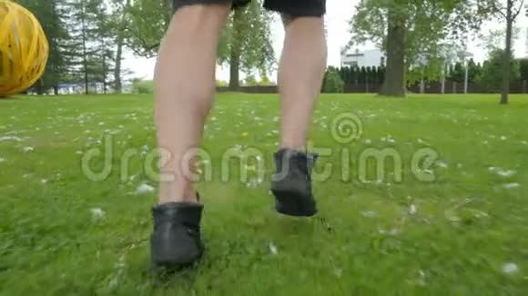 健身男鞋紧贴草地奔跑视频的预览图