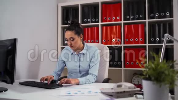 雇员男女同事使用电脑桌面视频的预览图
