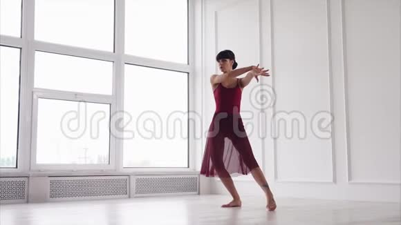 在演播室排练舞蹈的女人视频的预览图