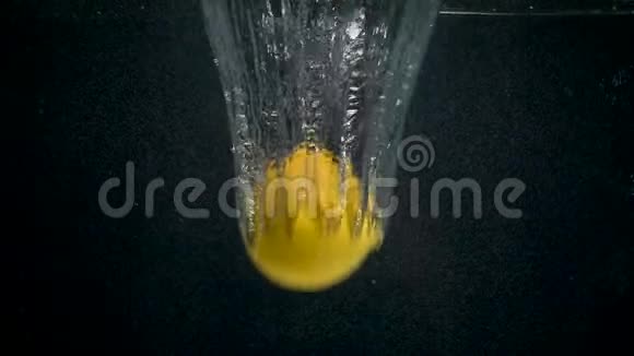 水中柠檬掉落的脚印视频的预览图