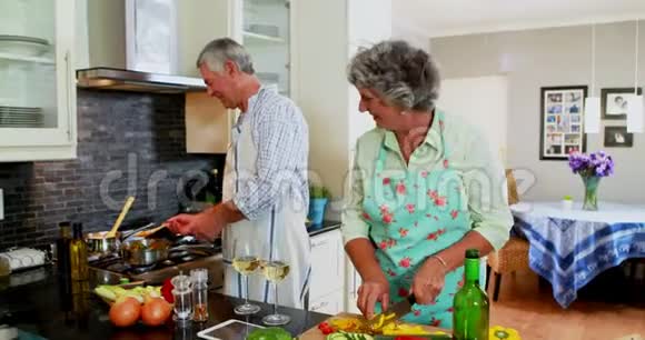 高级夫妇品尝厨房烹饪的食物视频的预览图