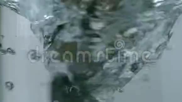 电影慢动作漩涡瓶在一个向上向下拍摄视频的预览图