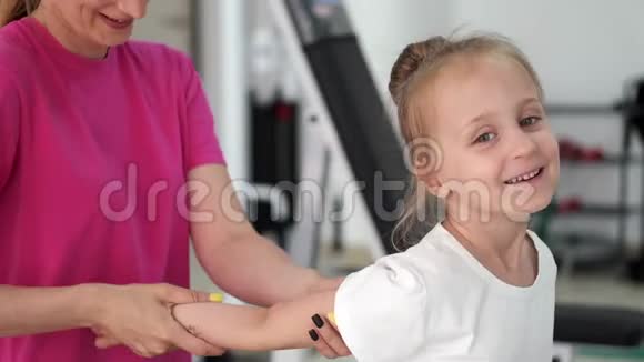 妈妈在健身房给小女孩按摩视频的预览图