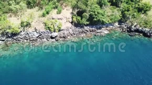 印尼岛落基海岸线鸟瞰图视频的预览图