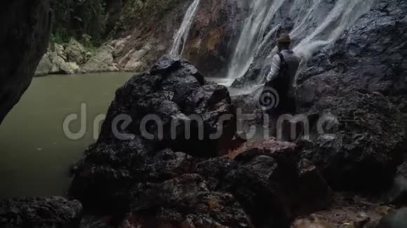 泰国KohSamui的NaMuang瀑布游客库存录像视频的预览图