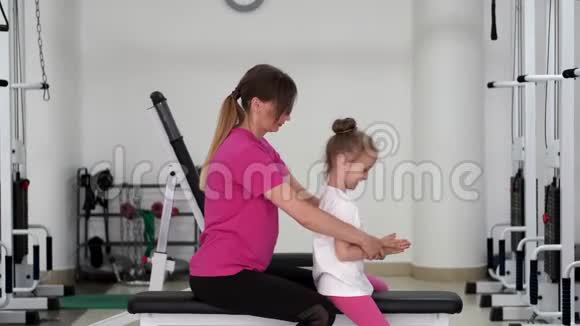 妈妈在健身房给小女孩按摩视频的预览图
