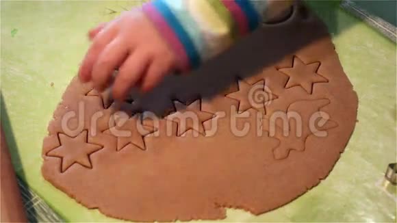 儿童使用饼干切割机视频的预览图