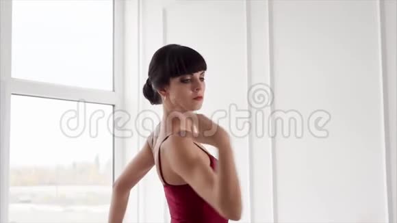优雅的女人在演播室排练舞蹈视频的预览图