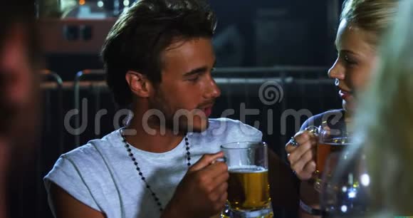 在音乐会上喝杯啤酒的情侣视频的预览图