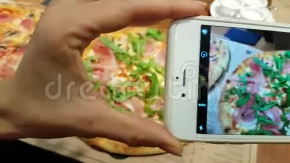 通过智能手机摄像头拍摄披萨视频的预览图