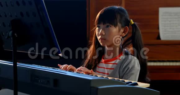 女学生学习音乐4k班电钢琴视频的预览图