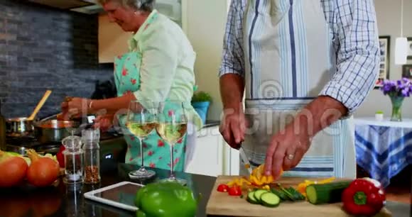 高级夫妇品尝厨房烹饪的食物视频的预览图