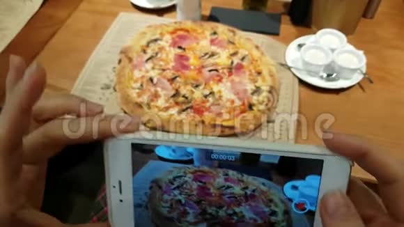 通过智能手机摄像头拍摄披萨视频的预览图