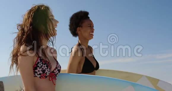 年轻女性朋友站在冲浪板上视频的预览图