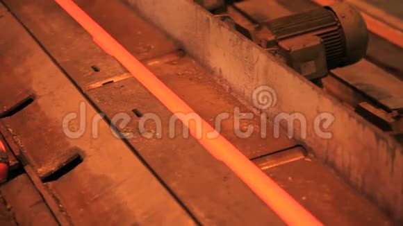 铁管生产工艺在工厂生产线上移动的钢管视频的预览图