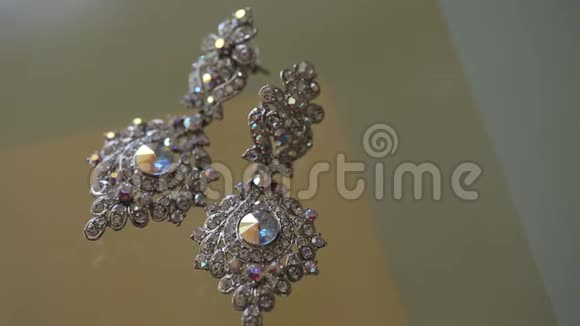 新娘Bijouterie灯饰上的耳环丝带缎子装饰和珠宝视频的预览图