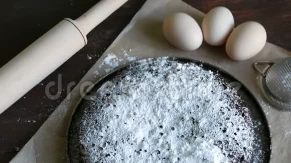 自制烤巧克力布朗尼松饼与糖对抗鸡蛋和木制滚针的背景视频的预览图