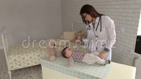 儿科医生在医院检查一名新生儿视频的预览图