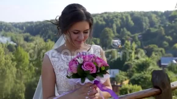 新娘的婚礼花束花视频的预览图