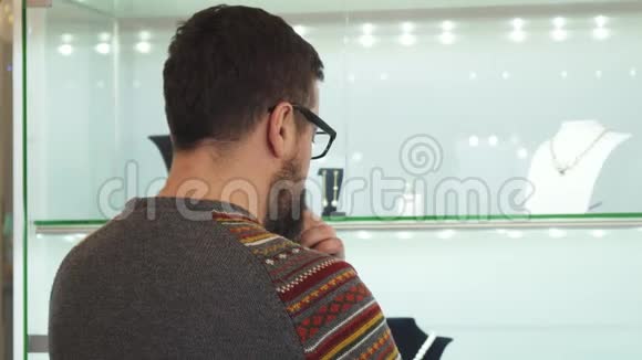 有胡子的成熟男人在购物中心挑选珠宝视频的预览图