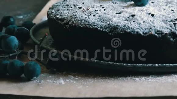 巧克力蛋糕巧克力蛋糕巧克力蛋糕慷慨地覆盖着糖粉时髦地躺在蓝色浆果旁边视频的预览图
