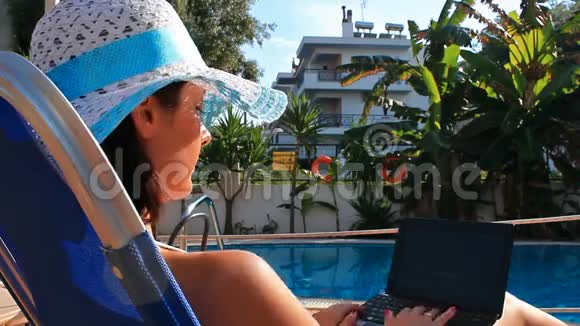 在游泳池里用笔记本电脑工作视频的预览图