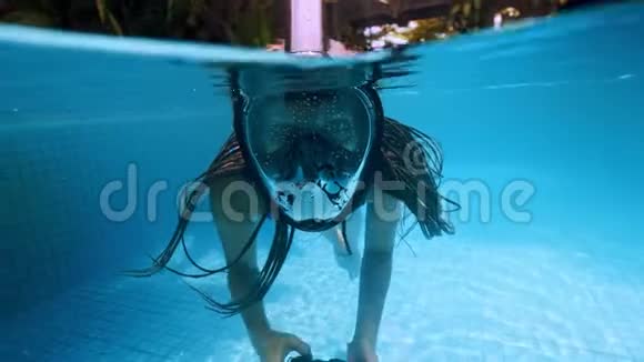 在亚洲旅行的女孩快乐的年轻女子一头美丽的长发在温泉池里拿着相机在水里游来游去视频的预览图