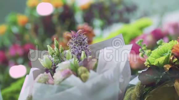 浪漫的花束焦点从前景移动到背景花店里的花视频的预览图