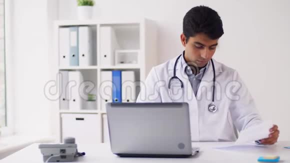 带手提电脑和纸板的男医生视频的预览图