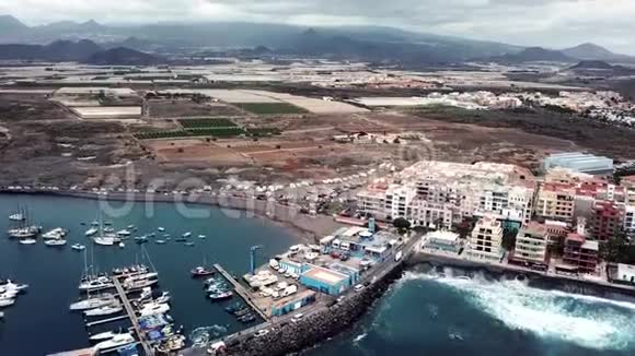 日落时从大西洋海岸的城市高度观看西班牙加那利群岛特内里费视频的预览图