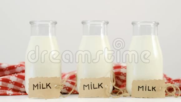 三个牛奶瓶白色红色背景幻灯片视频的预览图